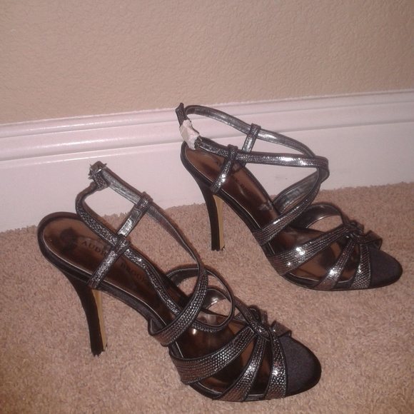 Audrey Brooke Pewter Sandals/Shoes  Sz 10 - Picture 2 of 4